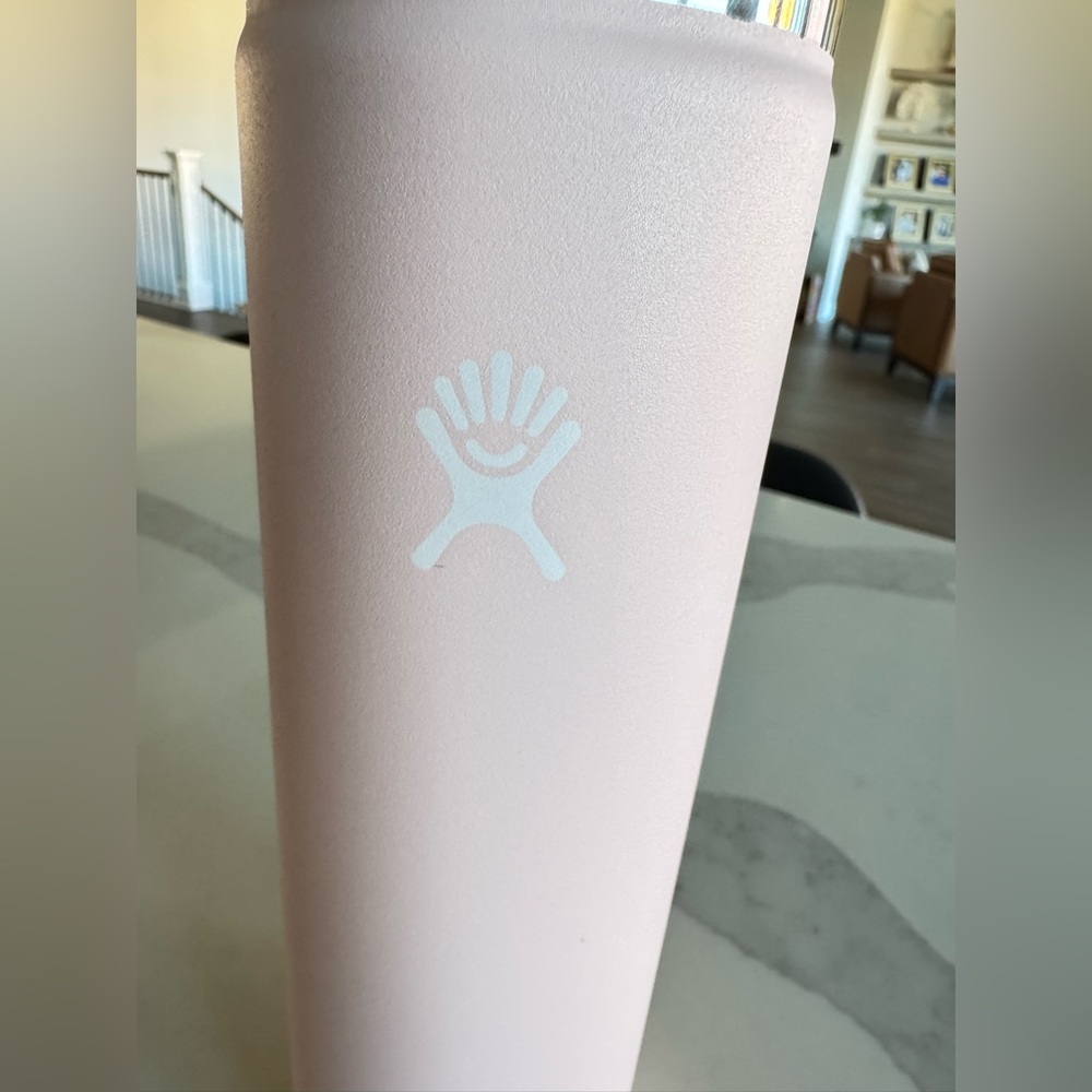 Hydro Flask Light Pink Bottle Black Lid. Insulated stainless steel 24 oz NWOT - Picture 2 of 11